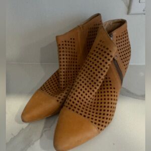 Lucky Brand Leather Jakelyn ankle bootie tan cafe suede perforated party boho 8